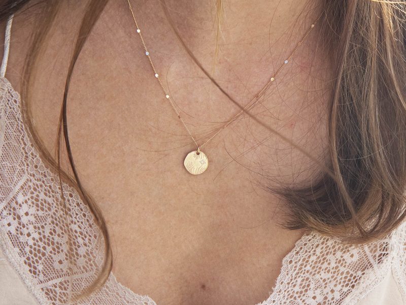 Collier mini médaille feuillages