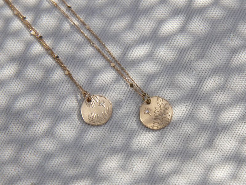 Collier mini médailles feuillages