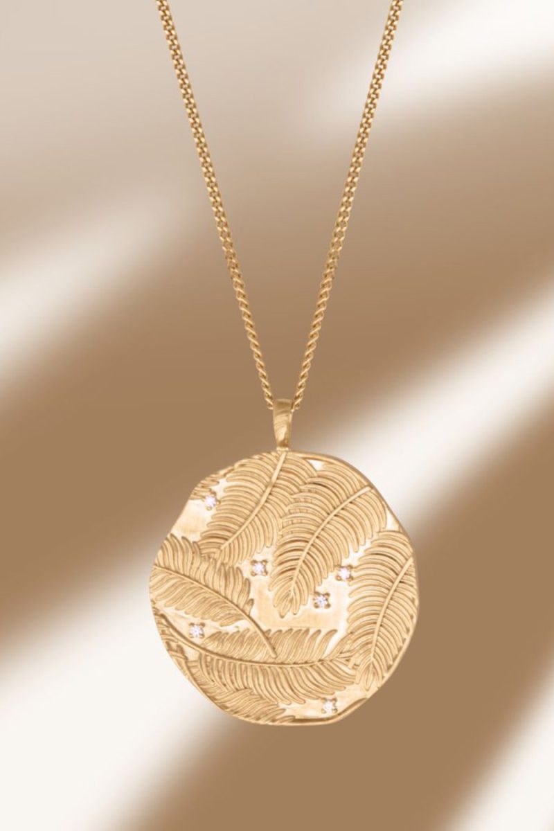 Collier avec grand médaille gravée de feuillages