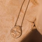 Collier court à message