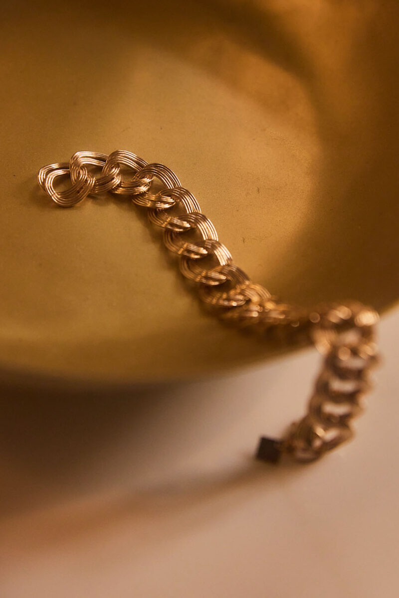 Belle maille double pour ce bracelet à la couleur champagne
